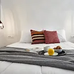 빌라 Two Authentic Cave With Private Courtyard Garden 메갈로호리