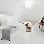 빌라 Two Authentic Cave With Private Courtyard Garden 메갈로호리