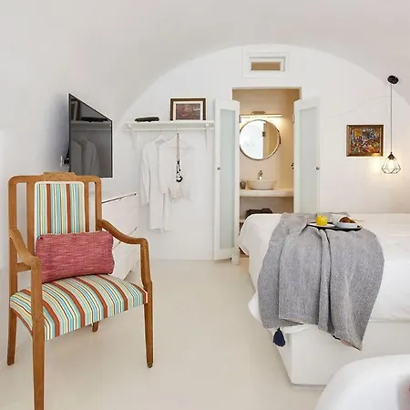 Two Cave With Garden Courtyard * Megalochori (Santorini)