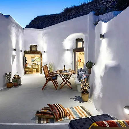 Villa Two Cave With Garden Courtyard Megalochori (Santorini)