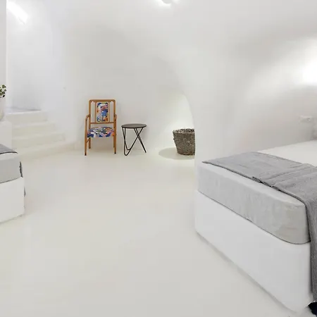 Two Authentic Cave With Private Courtyard Garden *