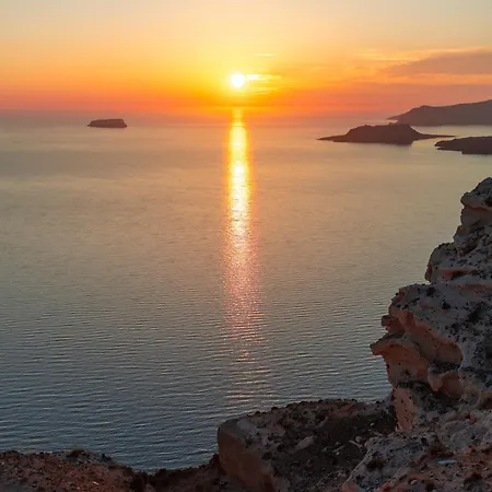 Two Authentic Cave With Private Courtyard Garden Villa *