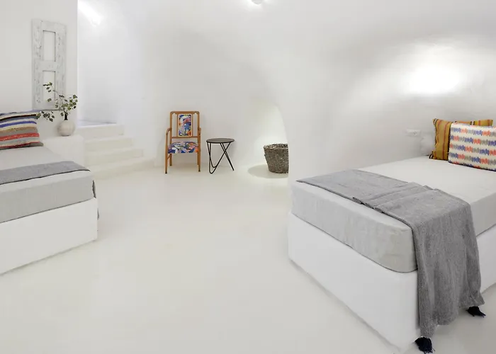 Two Authentic Cave With Private Courtyard Garden *