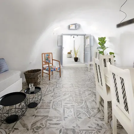 Two Authentic Cave With Private Courtyard Garden *